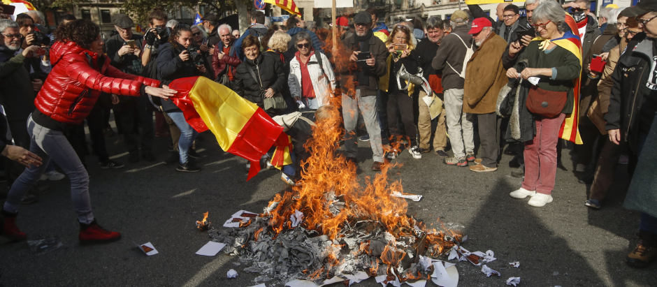 Los CDR queman ejemplares de la Constitución y avisan a Sánchez: no les vale con derogar la sedición
