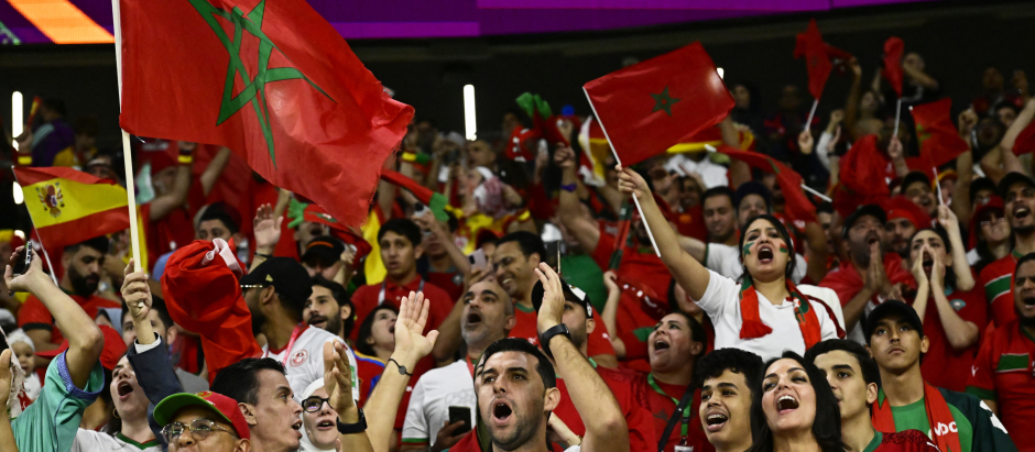 Miles de marroquíes pueblan las gradas del estadio de la Nueva Educación