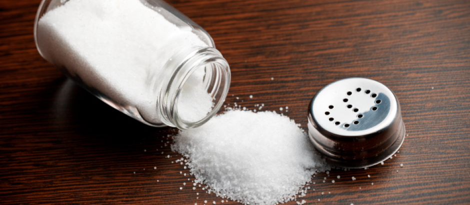 Los riesgos de agregar sal a las comidas