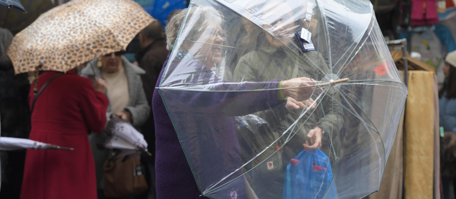Dos mujeres comprueban un paraguas en un mercadillo de Oviedo, este domingo