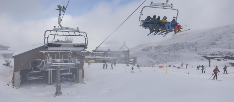 Inauguración de la temporada de esquí en Sierra Nevada. A 3 de diciembre de 2022 en Monachil, Granada (Andalucía, España). La estación de esquí y montaña de Sierra Nevada, en Monachil, en el área metropolitana de Granada, abre este sábado la temporada inv - Álex Cámara