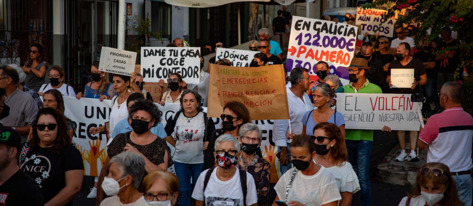 Un grupo de personas protesta el pasado septiembre contra la gestión de la reconstrucción en La Palma