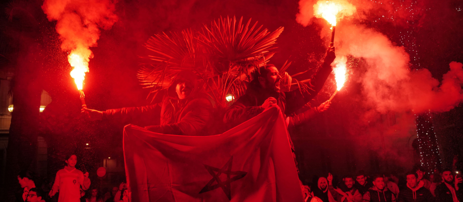 Aficionados marroquíes celebrando la victoria de su selección en el Mundial de Qatar en París