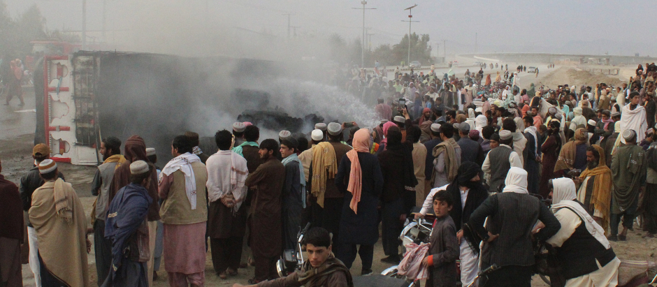 Civiles en Pakistán después de que las fuerzas talibanas abrieran fuego indiscriminado y asesinasen a seis personas