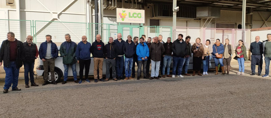 Extrabajadores de LCG Fruits concentrados ante las instalaciones de la empresa.
