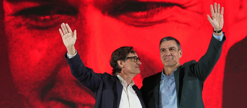 El presidente del Gobierno y secretario general del PSOE, Pedro Sánchez, y el líder del PSC, Salvador Illa