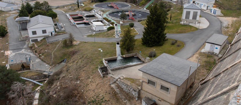 La estación de tratamiento de agua potable en el embalse de Navacerrada