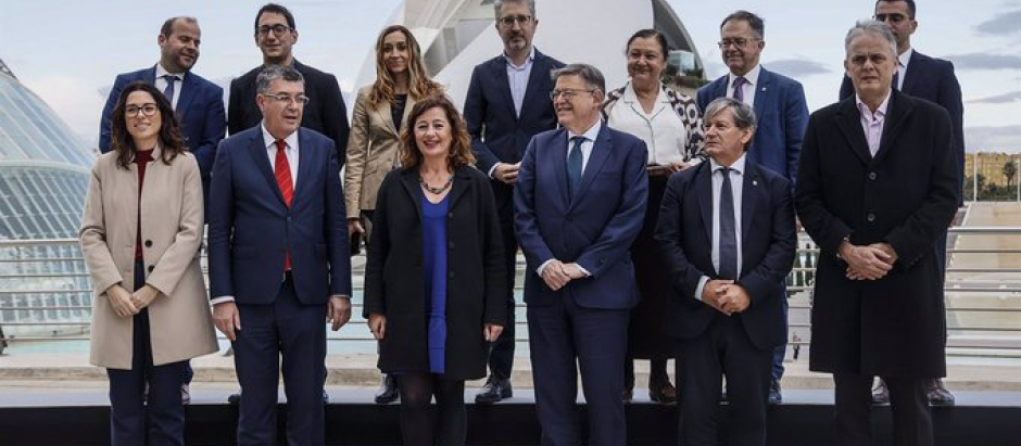 Representantes de la Comunidad Valenciana e Islas Baleares, al inicio de la cumbre bilateral.