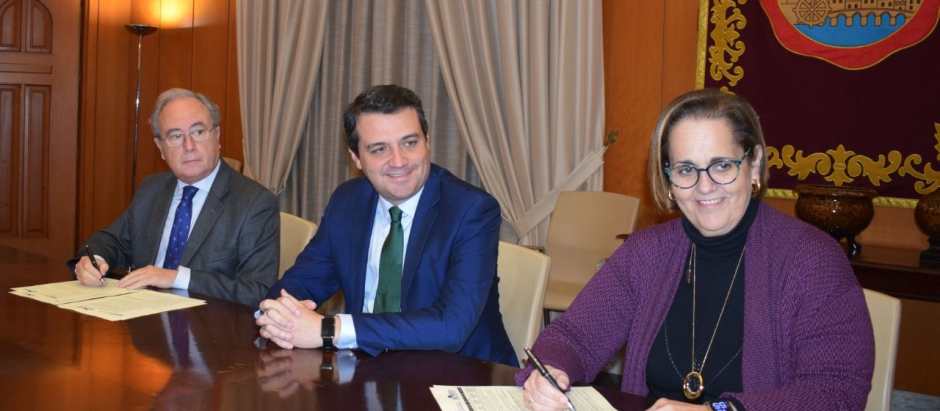 Antonio Díaz (i), José María Bellido y Blanca Torrent en la firma del acuerdo.