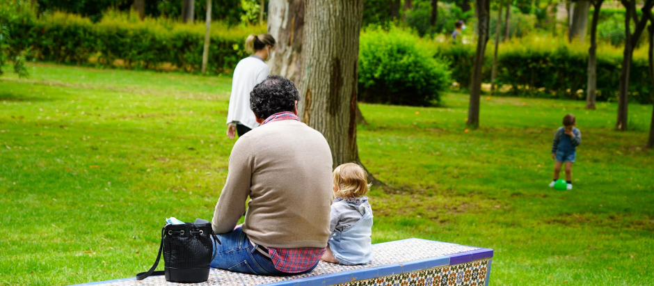 Unos padres con su hijos en el Parque de Maria Luisa