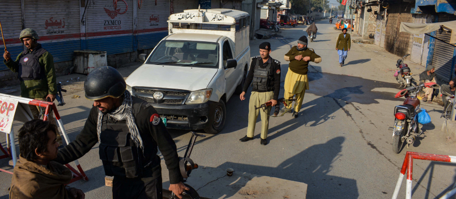 La policía resguarda las cercanía de la comisaría tomada por los talibanes paquistaníes