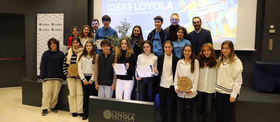 Alumnos de los equipos ganadores de la la Gran Final del II Concurso de Emprendimiento 'Ideas Loyola. Edición ESO y Bachillerato' de Córdoba