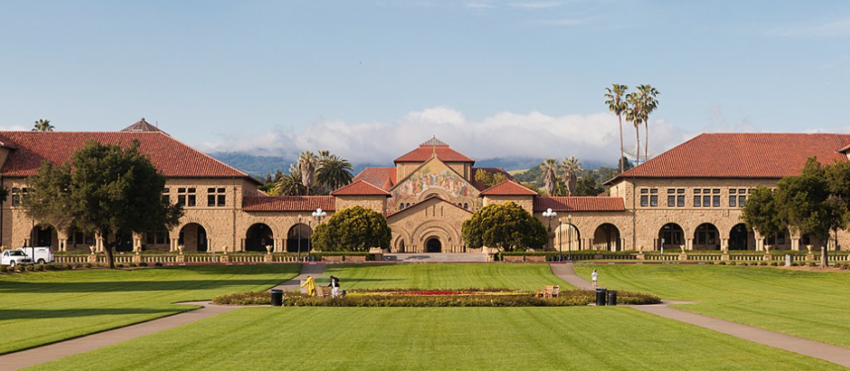 cuadrángulo central de la Universidad de Stanford, con la Iglesia Memorial en el centro