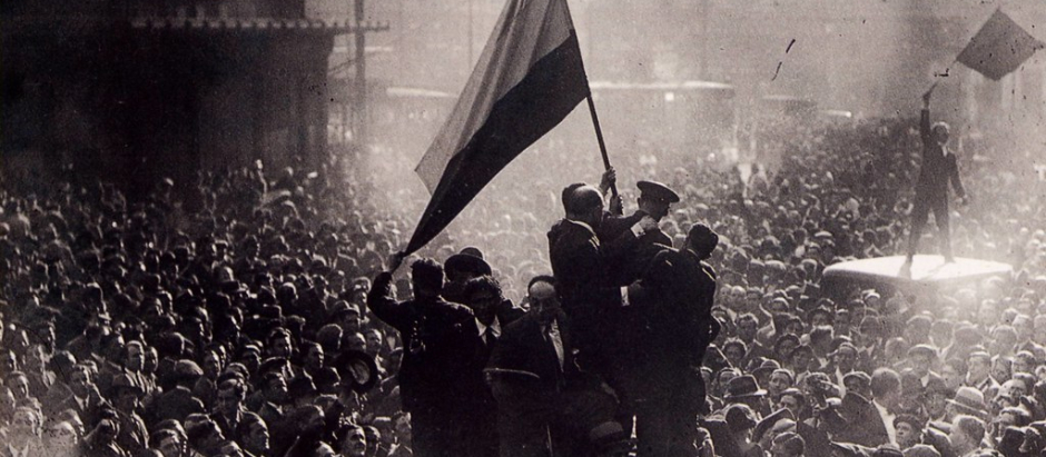 Esta fotografía, tomada por Alfonso Sánchez Portela el 14 de abril de 1931, muestra la proclamación de la Segunda República Española en la Puerta del Sol de Madrid