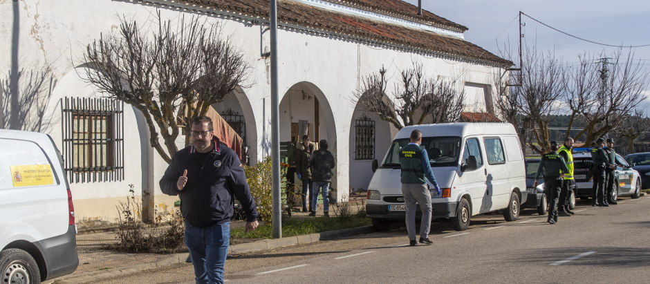 Agentes de la Guardia Civil delante de la casa de Matamala de Almazán (Soria) donde fue encontrado el cadáver de la mujer de 44 años