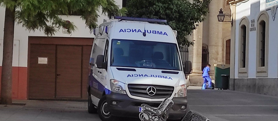 Una ambulancia en la Plaza de la Compañía de Córdoba