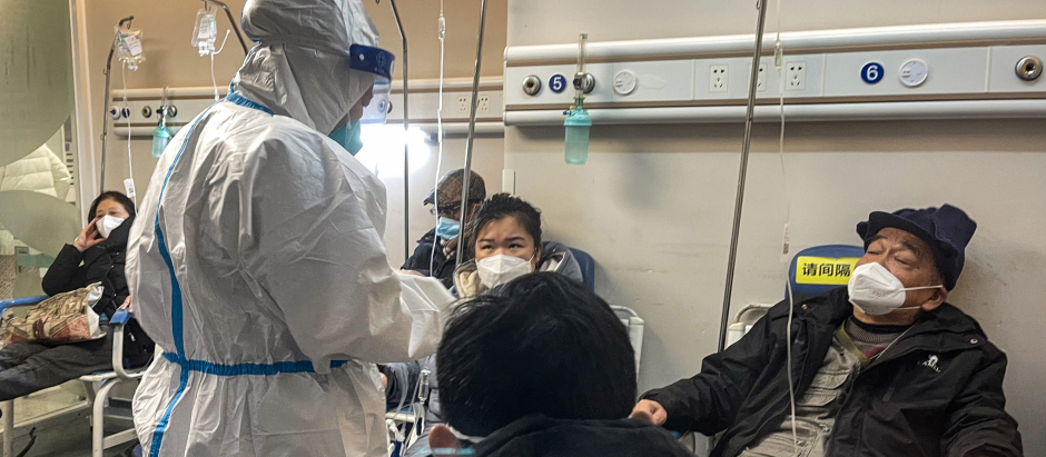 Varios enfermos reciben atención médica en Shanghái, China, el 23 de diciembre
