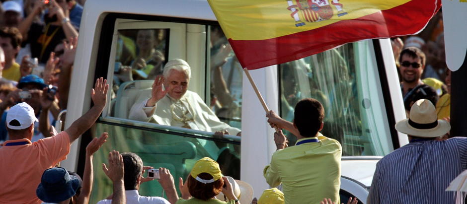 Benedicto XVI en el Papamóvil en su visita a Valencia, en 2006