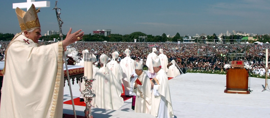 Benedicto XVI bendice a las personas congregadas en Sao Paulo, con motivo de la canonización de Fray Galvao