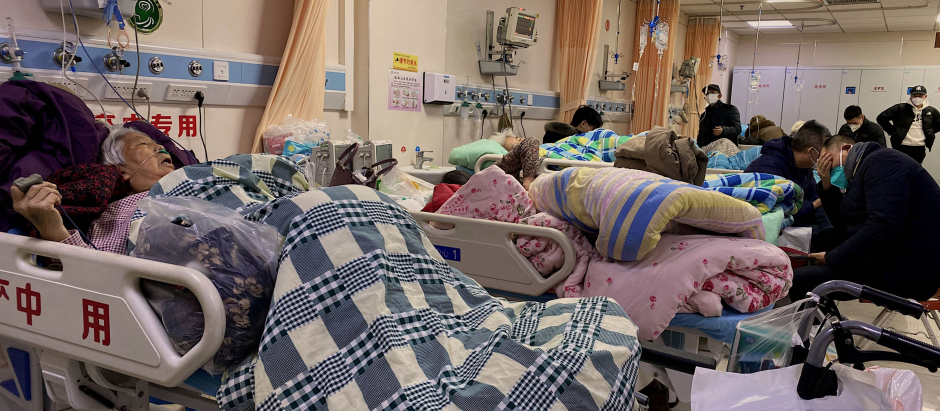 Los pacientes con covid-19 yacen en camas en el Hospital Tangshan Gongren en el noreste de China