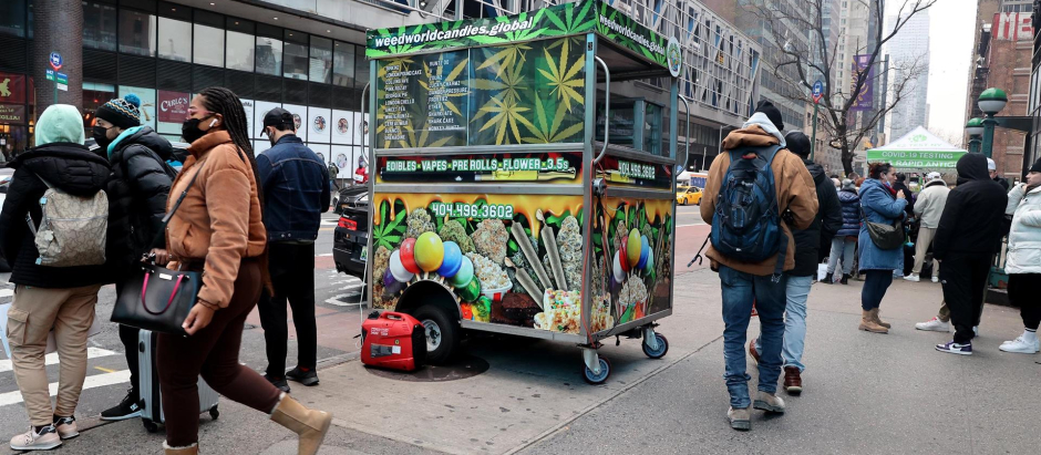 Un carrito de cannabis se ve en la calle 42 y la Octava Avenida en el centro de Manhattan