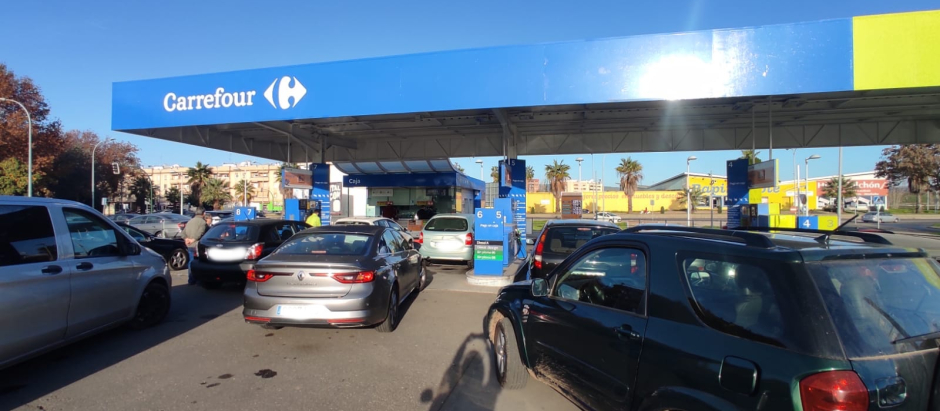 Colas en las gasolineras de Carrefour Zahira este sábado para apurar el descuento de 20 céntimos que a partir del 1 de enero de 2023 dejará de ser efectivo.