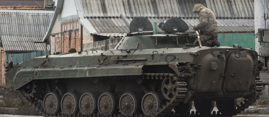 Un vehículo de combate del ejército ucraniano en la ciudad de Bajmut