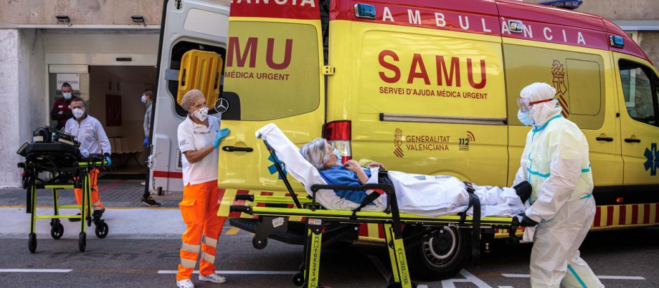 Un paciente es trasladado de la ambulancia a un hospital en la Comunidad Valenciana.