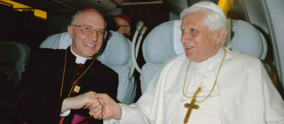 El cardenal Fernando Filoni con Benedicto XVI en avión hacia los Estados Unidos en 2008