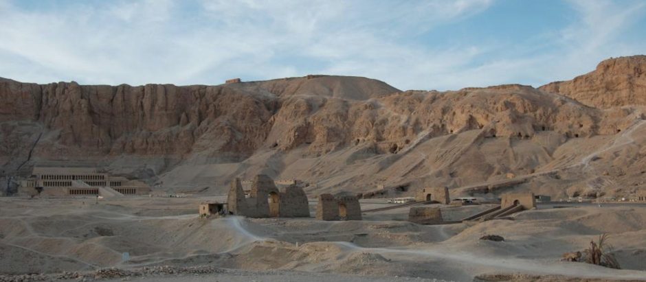 A la derecha, necrópolis de el-Asasif donde pueden verse las tumbas excavadas en el macizo rocoso. A la izquierda, al fondo, el templo funerario de la reina Hatshepsut