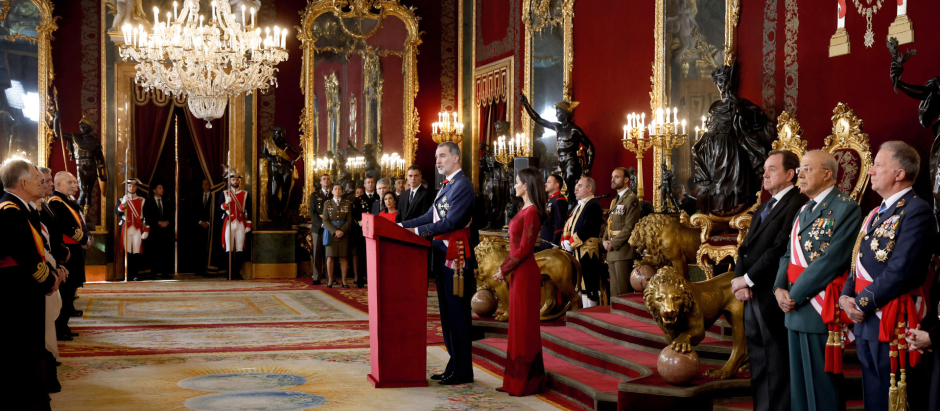 El Rey Felipe VI pronuncia un discurso en presencia de la Reina Letizia, durante la celebración de la Pascua Militar este viernes en el Palacio Real de Madrid