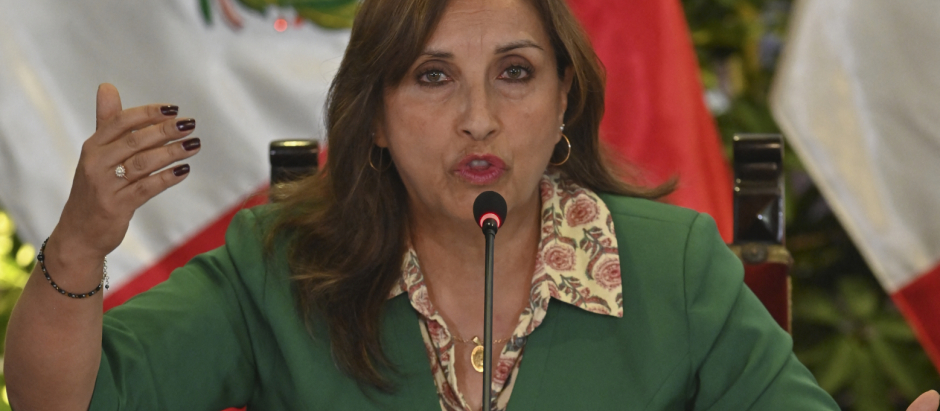 Peru's President Dina Boluarte speaks during a press conference after the culmination of a ministerial staff meeting at the Government Palace in Lima on January 5, 2023, a month after swearing-in as the new President. - The protests in Peru against President Dina Boluarte, successor to the ousted Pedro Castillo, continue this Thursday with mobilizations and roadblocks in some regions of the country. (Photo by Cris BOURONCLE / AFP)