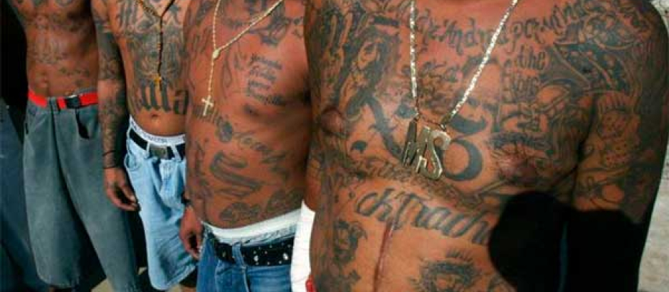 Imagen de un grupo de hombres tatuados de bandas de Honduras