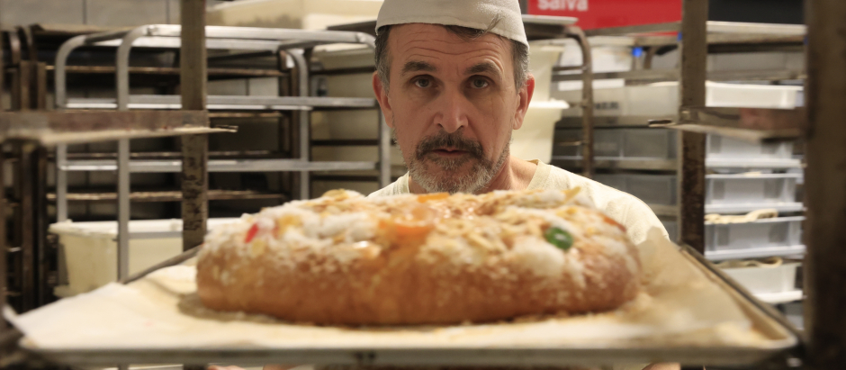 Un pastelero durante la elaboración del tradicional Roscón de Reyes en una conocida pastelería del centro de Madrid