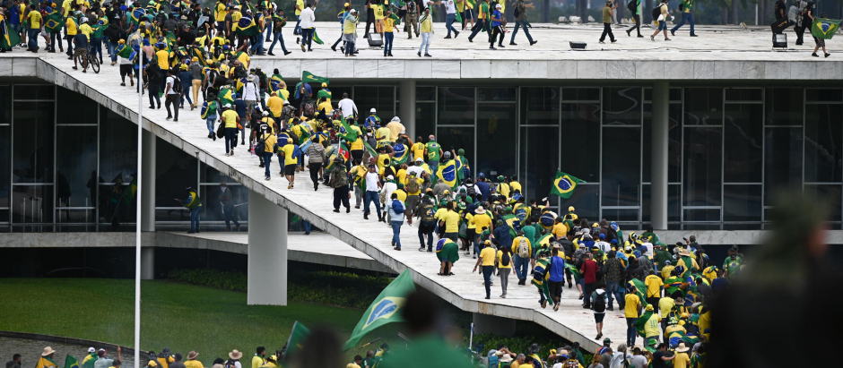 Manifestantes contra los resultados electorales y el gobierno del recién posesionado presidente Lula da Silva durante el asalto al Congreso brasileño