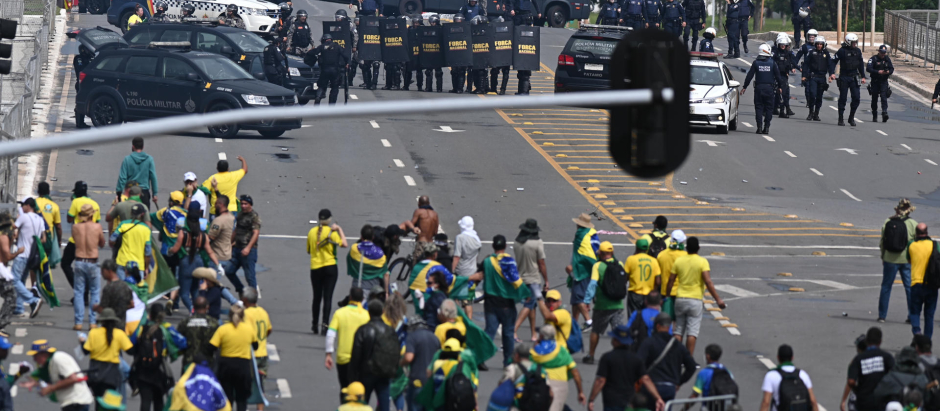 Primeras cargas entre manifestantes seguidores de Bolsonaro y las fuerzas del orden en el Congreso de Brasil