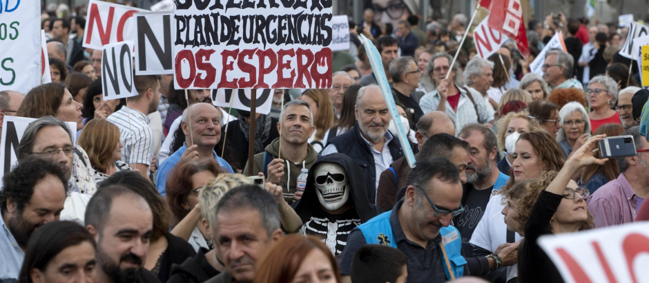 Cientos de personas con pancartas durante una manifestación para pedir una sanidad madrileña pública, universal y de calidad