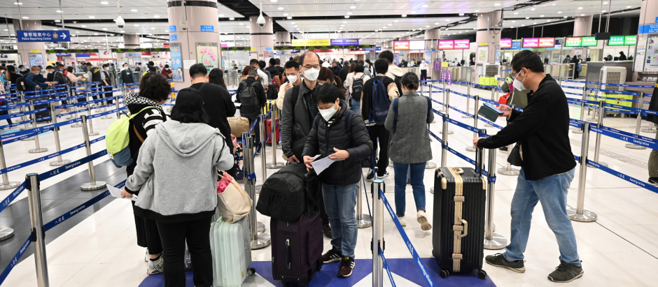 Un grupo de viajeros hace cola el 8 de enero en una estación de Shenzhen para trasladarse a Hong Kong