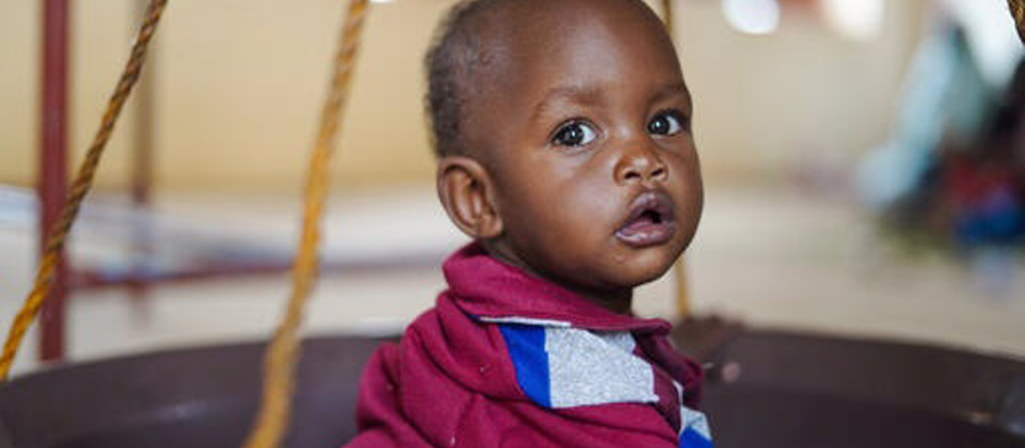 Se pesa a un niño durante una consulta del programa terapéutico ambulatorio en el centro de nutrición integrado Patient Helping Fund, situado en el campo de desplazados internos de Abu Shock, en Darfur septentrional, Sudán