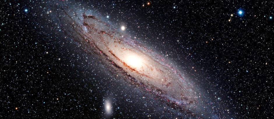Imagen de la galaxia Andrómeda

Here we see Greg Parker's latest image of the M31, the Andromeda Galaxy. These incredible images of constellations were produced by Greg Parker PhD. Greg, who describes himself as an astrophotographer, uses equipment that he bought for less than £10000 to produce amazing images of deep space from his back garden in the New Forest. Greg's work can now be seen in his new book Space Vistas that will be released in early 2009.

© Barcroft / Enfoque - 261108
EXCLUSIVE PICTURES