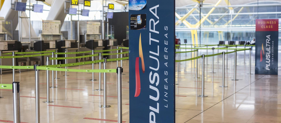 Panel de información sobre vuelos de la aerolínea Plus Ultra en el aeropuerto de Madrid - Barajas Adolfo Suárez, el 21 de abril de 2021, en Madrid (España).