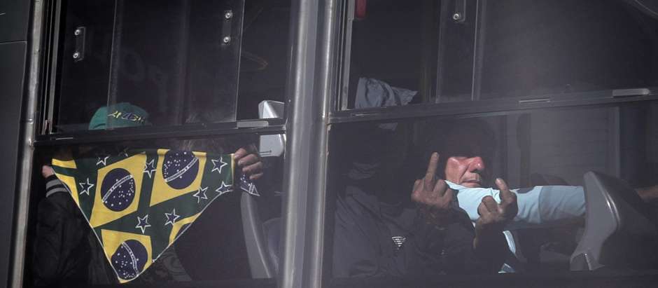 AME5271. BRASILIA (BRASIL), 10/01/2023.- Autobuses con manifestantes detenidos tras los ataques a edificios gubernamentales en Brasil, son trasladados hoy de la Academia de la Policía Federal hacia la prisión de Papuda, en Brasilia (Brasil). EFE/André Coelho