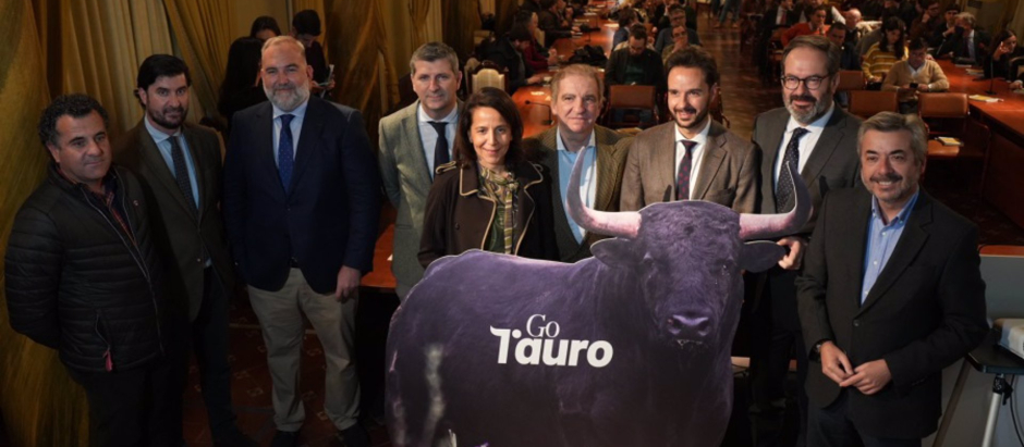 Autoridades asistentes a la presentación del proyecto Go Tauro