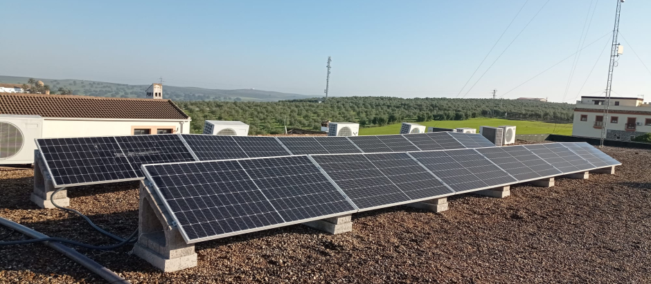 Para de los diez módulos solares instalados sobre cubierta y que ya abastecen de energía a los edificios municipales de La Victoria.