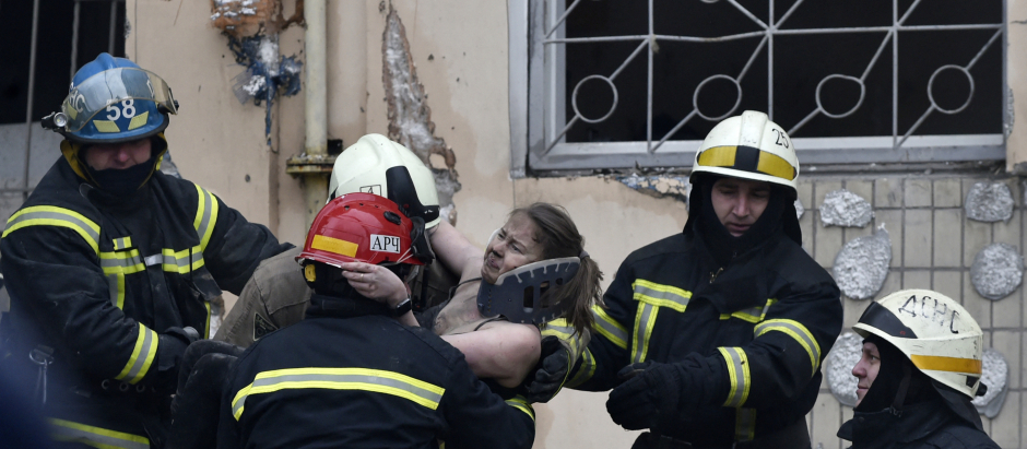 Una mujer es rescatada de entre los escombros del edificio impactado por misiles rusos en Dnipro