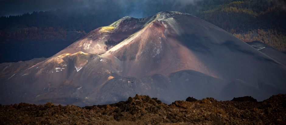 Vistas del volcán Tajogaite desde la carretera sobre la colada
