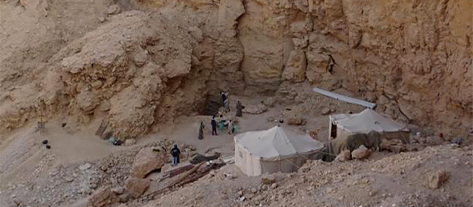 A handout picture released by the Egyptian Ministry of Antiquities on January 14, 2023, shows a view of archaeologists working on the site of a newly-discovered tomb in Egypt's southern province of Luxor. - The new tomb, probably that of a royal wife of the 18th dynasty which features kings such as Akhenaten and Tutankhamun nearly 3,500 years ago, has been discovered by Egyptian and British researchers in Luxor, on the west bank of the Nile, Egyptian authorities revealed. (Photo by Egyptian Ministry of Antiquities / AFP) / === RESTRICTED TO EDITORIAL USE - MANDATORY CREDIT "AFP PHOTO / HO / EGYPTIAN MINISTRY OF ANTIQUITIES- NO MARKETING NO ADVERTISING CAMPAIGNS - DISTRIBUTED AS A SERVICE TO CLIENTS ==