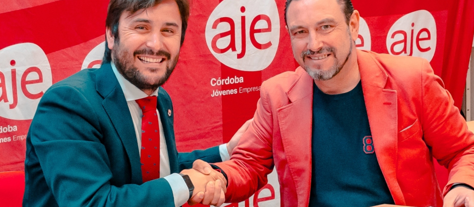 Firma del convenio entre Tucasacórdoba y AJE
