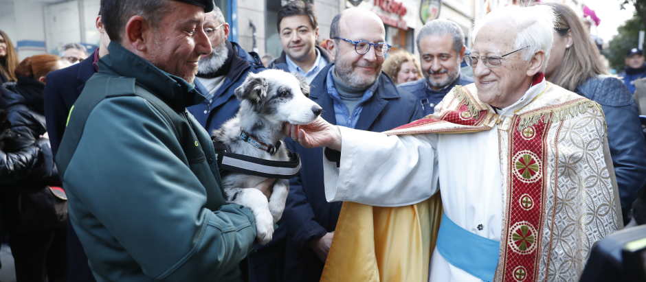 El padre Ángel a las puertas de la Iglesia de San Antón durante el tradicional acto de bendición de mascotas