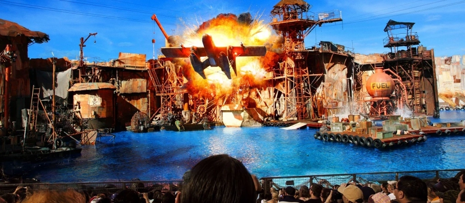 El clímax del espectáculo Waterworld de los parques Universal Studios
